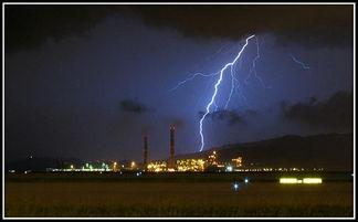 雷电交加倾盆大雨的心情句子，雷电交加造句